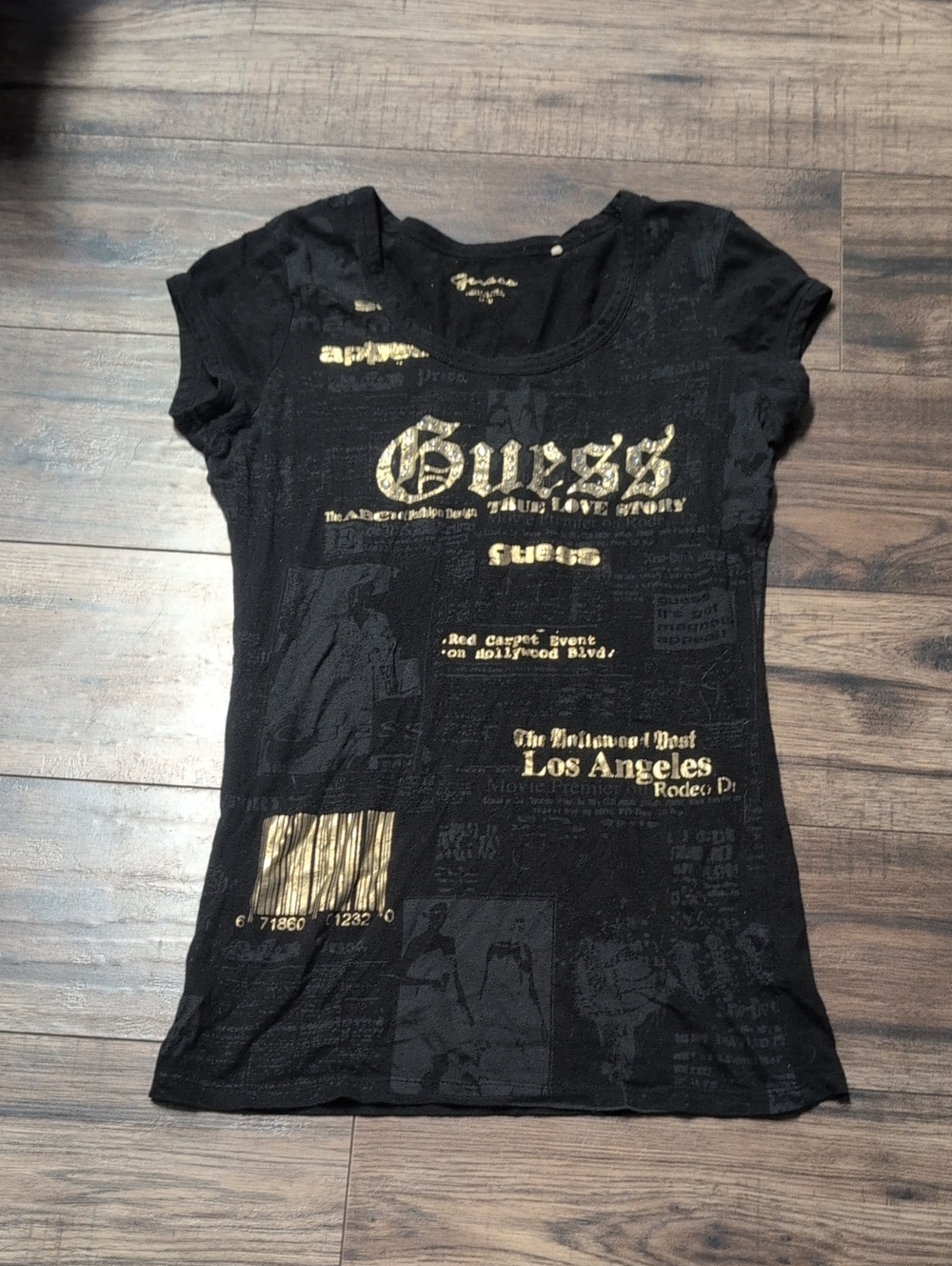 Guess graphic top